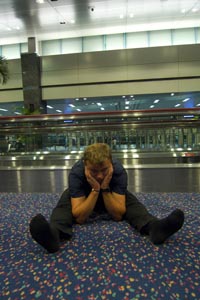 2009-08-26 Anders kjeder seg på flyplassen i Singapore